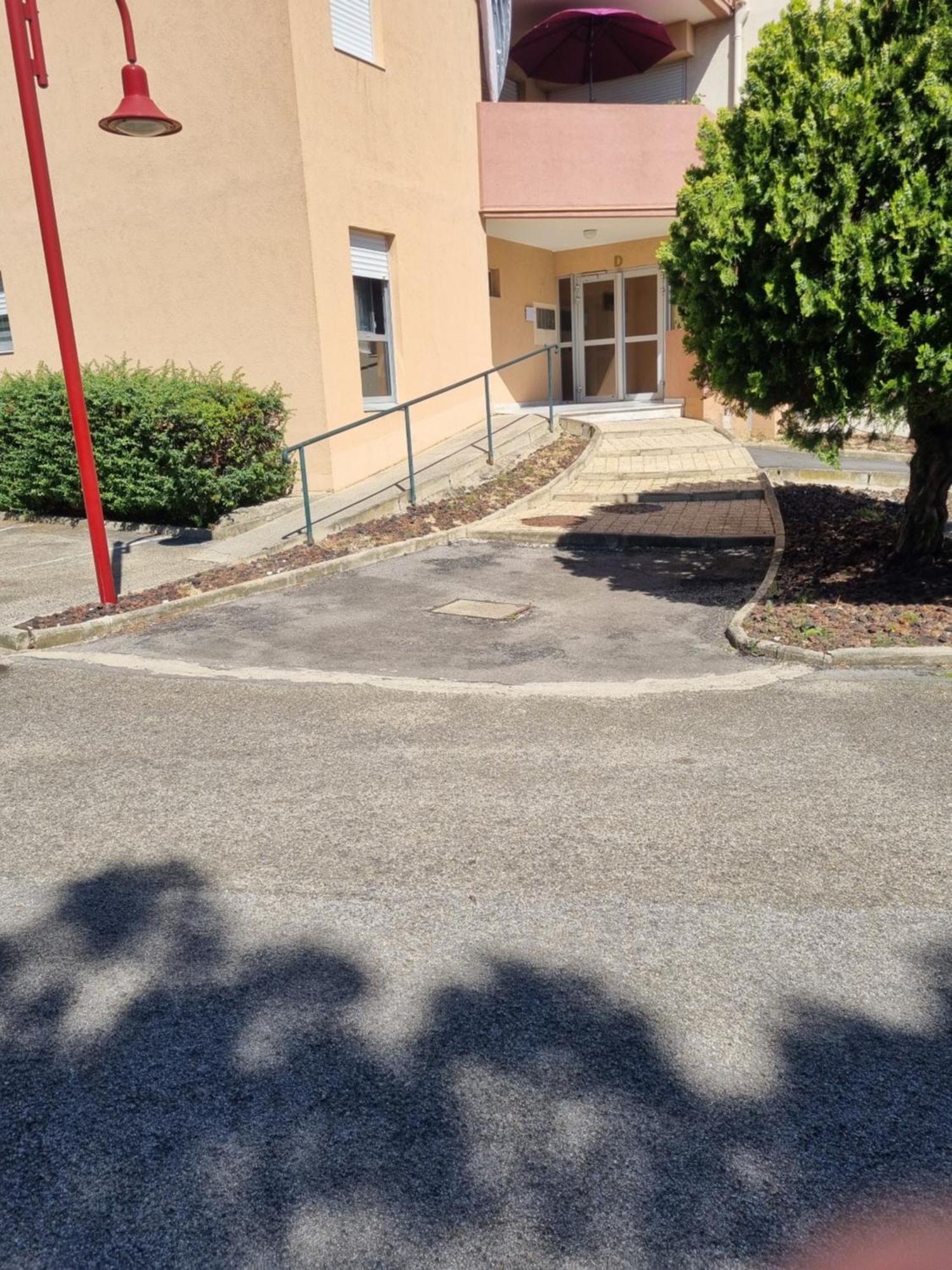 Spacieux T2, Emplacement Ideal Et Parking Prive 于泽斯 外观 照片